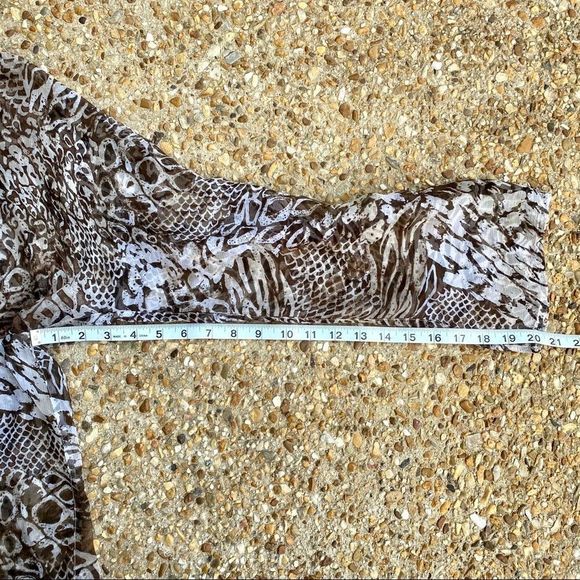 Chico’s Silk Sheer Leopard Cheetah V-neck Top 1 - Picture 6 of 7